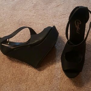 Black wedges